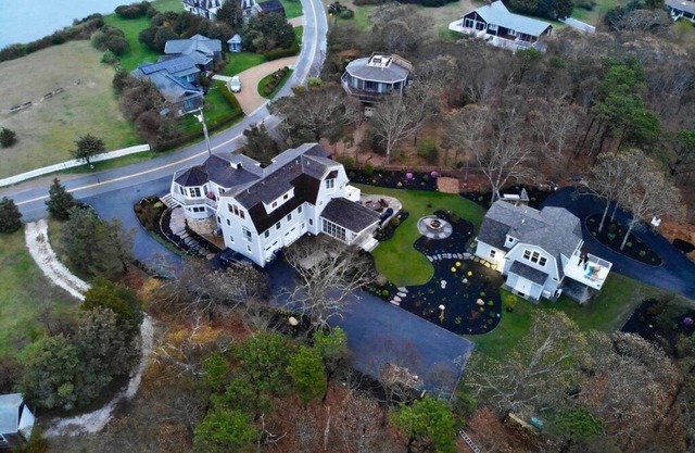 Beautiful Carriage House on the Chop