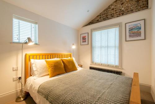 Beautiful, central, 3 min walk from beach, 2 King doubles