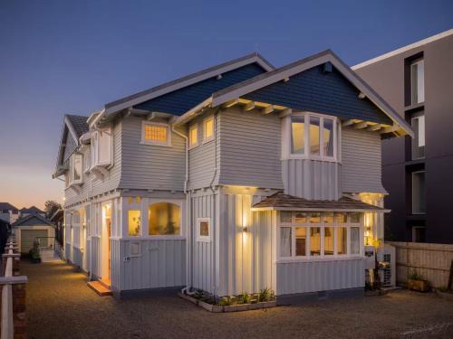 Beautiful Central City Villa - Whole House