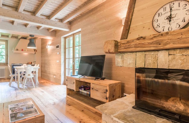 Beautiful Chalet dell'Orso with Wi-Fi, Jacuzzi & Private Garden