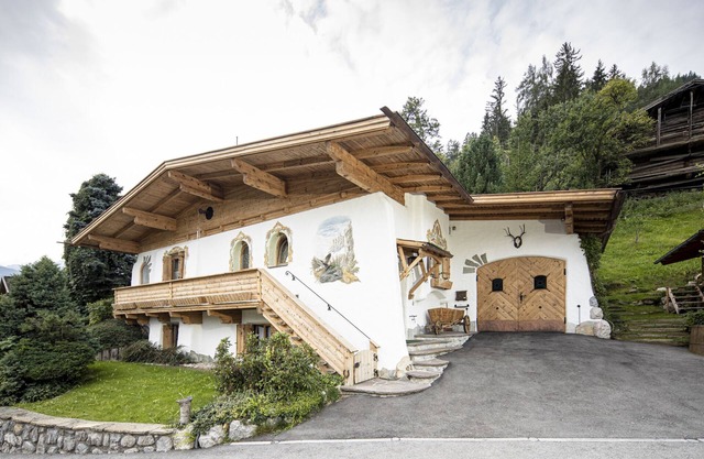 Beautiful chalet in Tyrolean style, high near Zillertalbahn, pets welcome