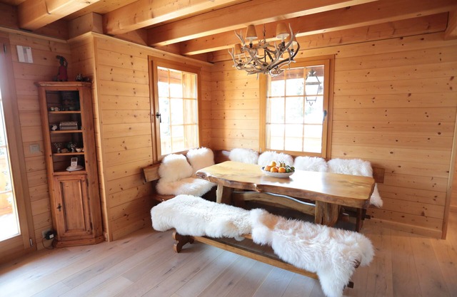 Beautiful chalet, log fires , jacuzzi and walking distance of ski lifts