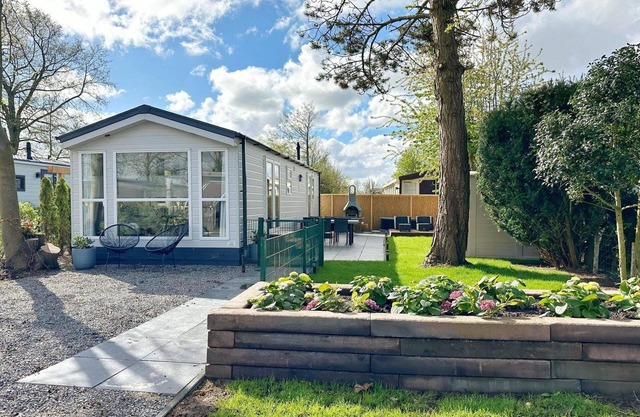 Beautiful chalet with a lovely enclosed garden and BBQ to relax in after a day at the beach with your dog.