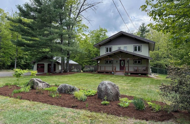 Beautiful Chalet Style Home with Seasonal Mountains Views in North Conway, NH