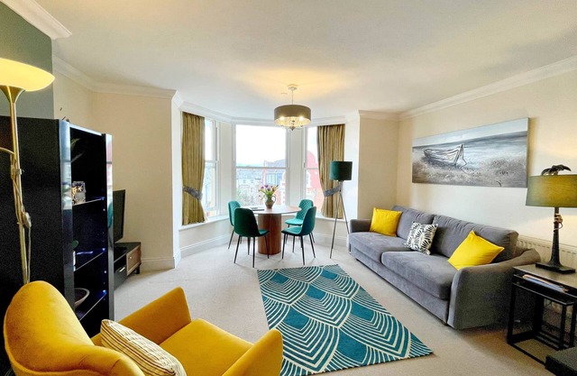 Beautiful Chic Apartment with lift, views and parking
