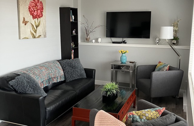 Beautiful , clean 2 bedroom suite. Mountain view , amazing sunsets .