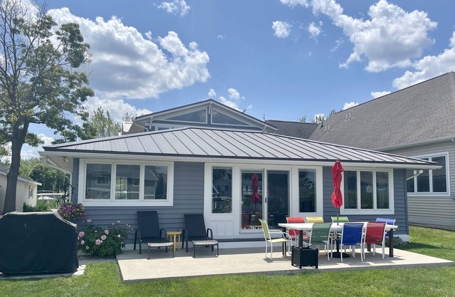 Beautiful/clean house with lake view close to Wawasee Sandbar, Kayaks & Firepit