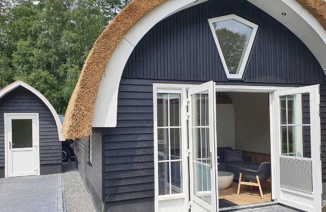 Beautiful cottage on the pond, in a holiday park not far from Giethoorn