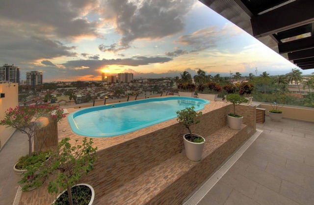 Beautiful Condo with Pool and Close to the Beach