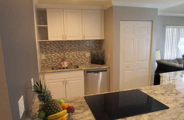 Beautiful Condo! Heated Pools~Free WiFi. By IMG Academy~Beaches~AMI~Restaurants.