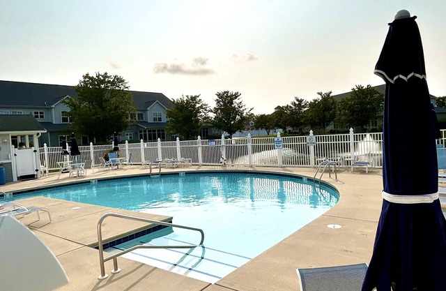 Beautiful Condo Near Rehoboth Beach & Lewes, Community Pool!