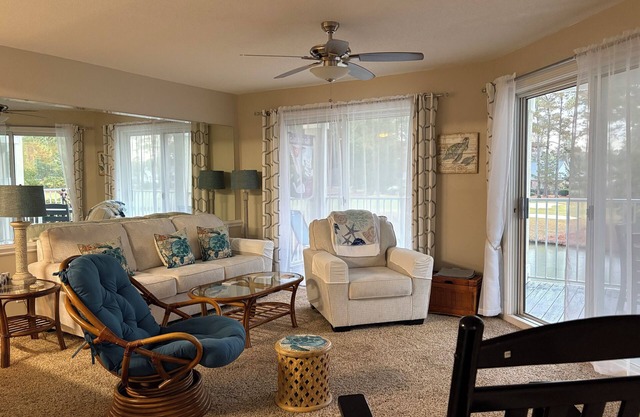 Beautiful condo overlooking the 8th hole on Magnolia course,lagoon with turtles.