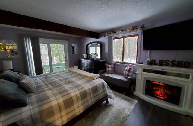 Beautiful condo right near all North Conway, Jackson and Bartlett has to offer!