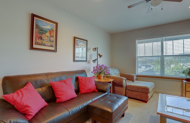 Beautiful Condo, River Views, Steps to Downtown, Heart of Hood River