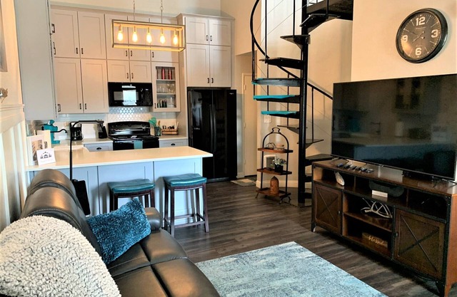 Beautiful Condo Upstairs 2BD/2BA - Travel Nurses by Hospital - W/D in unit!