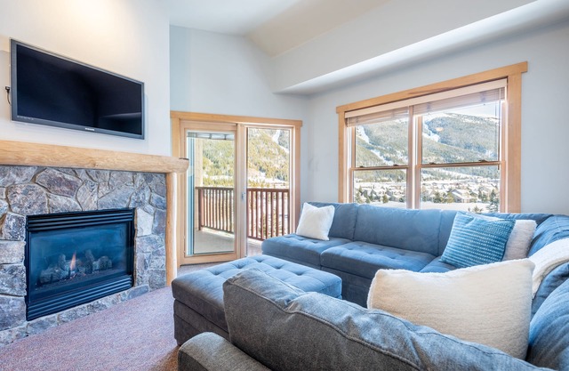 Beautiful condo, just steps from Super Bee, Vaulted Ceilings! Free WiFi