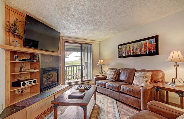 Beautiful Condo with hot tub, Ski Out Your Back Door! FP202