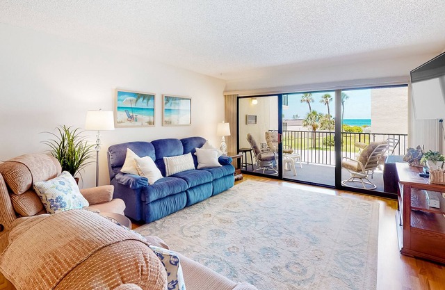 Beautiful condo with ocean view, pool, private balcony, washer/dryer & AC