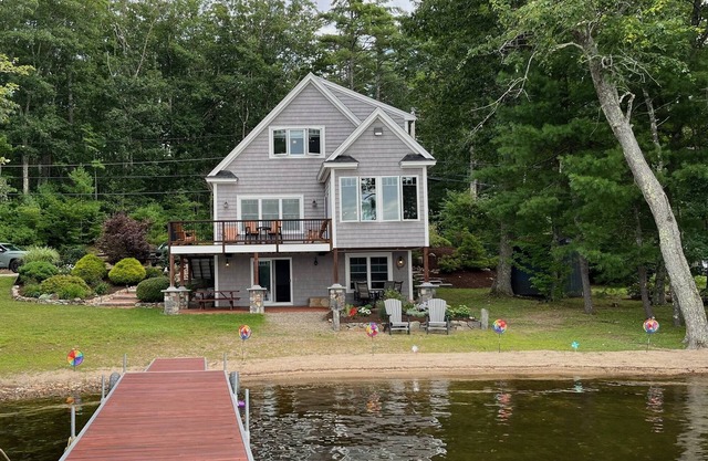 Beautiful contemporary 3 bedroom and 2.5 bath home on Square Pond.