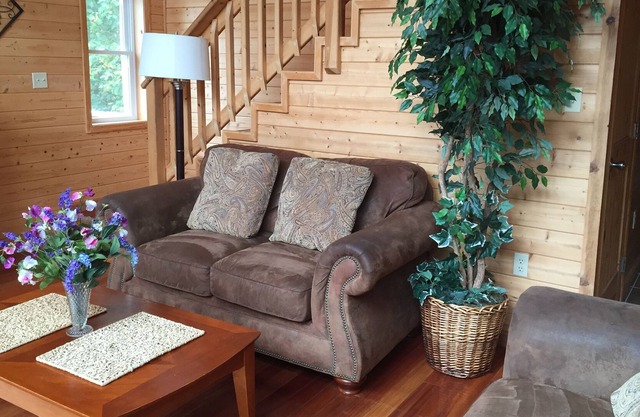 Beautiful Contemporary Home, Dale Hollow Lake, Byrdstown, Tiger Lilly