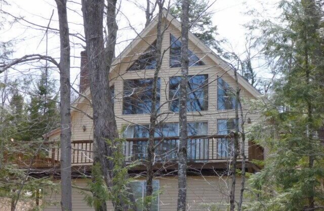 Beautiful contemporary cape home in lakefront White Mountains community