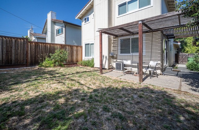 Beautiful & convenient 3 bedroom/2.5 bath home