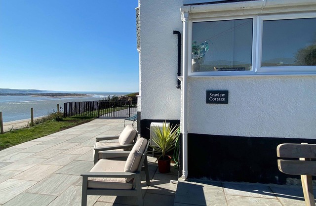 Beautiful cottage with gardens, parking on-site and amazing views over the bay