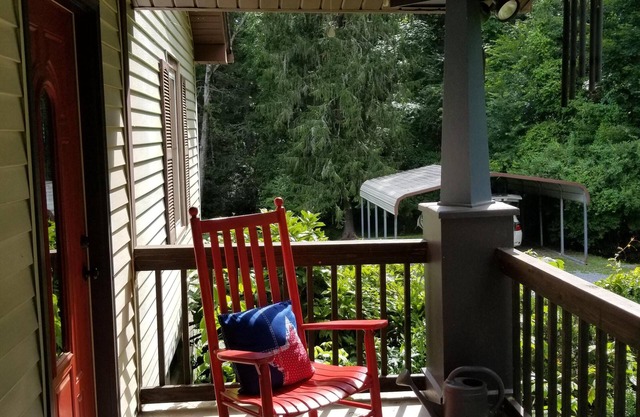 Beautiful Cottage with Creek, Large Grassy Yard, Easy Walk to Downtown & Parks