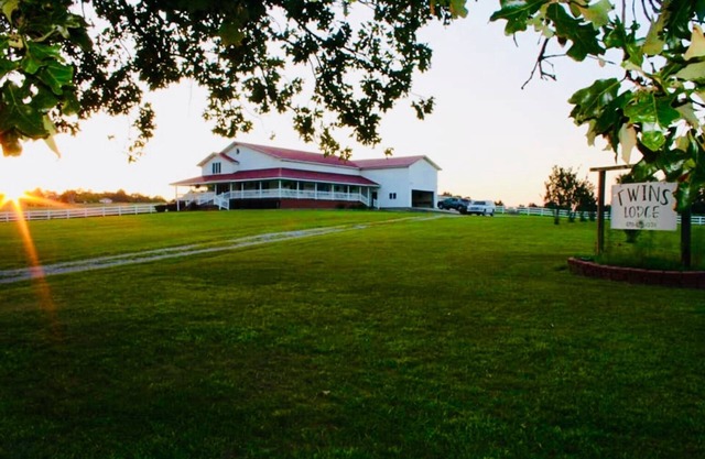 Beautiful Country Farmhouse on 2 acres, sleeps 12, Hunting & Fishing Area!