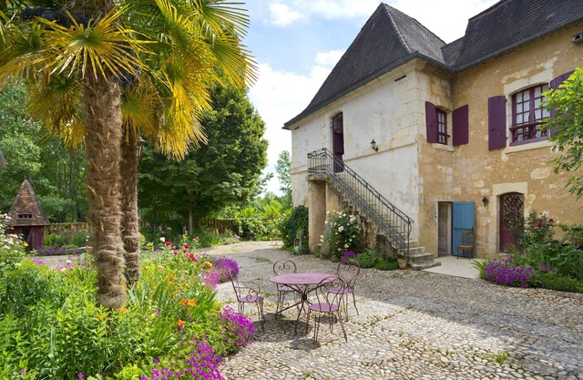 Beautiful country house with large pool & pretty garden, free Wi-Fi