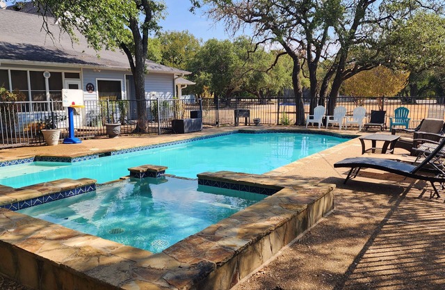 Beautiful Country Home Minutes from Magnolia & Baylor Pool HotTub River Front