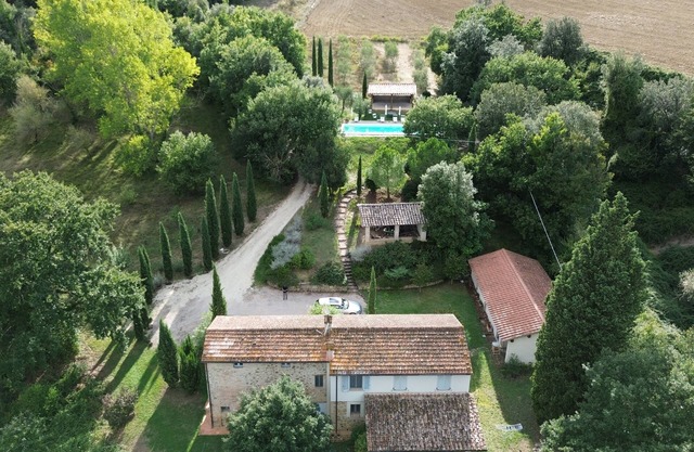 Beautiful country house in the green heart of Umbria, large pool.