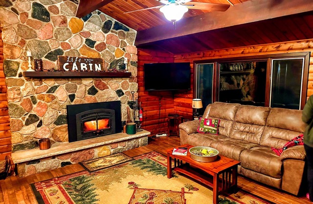 Beautiful, Cozy and Secluded Log Home -A Wausau Favorite! Now w/High Speed WiFi