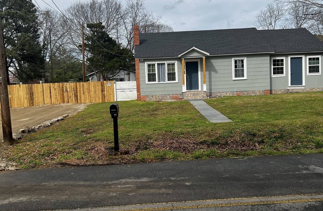 Beautiful, Cozy Bungalow in Downtown Loganville