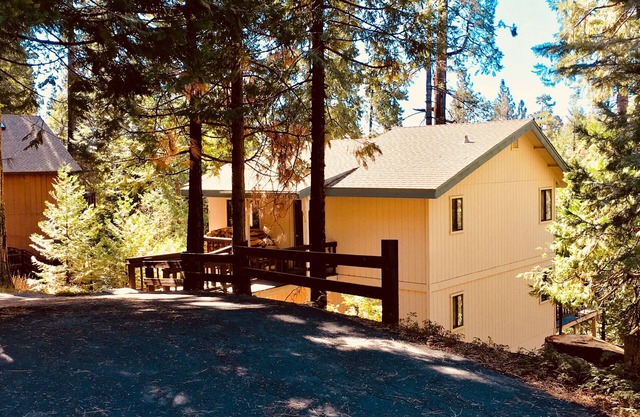 Beautiful & Cozy Cabin in Blue Lake Springs