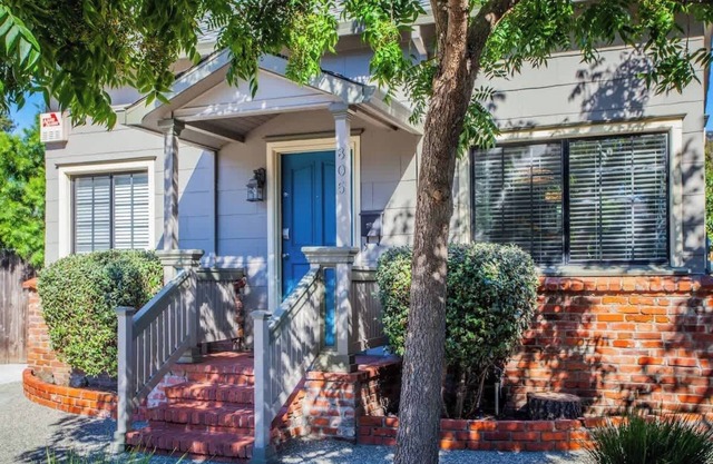 Beautiful & Cozy Home in Historic Cherry St!