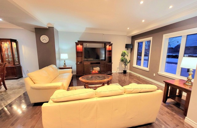 Beautiful cozy single House in Rockland ,ONTARIO which is 35 min from Ottawa.