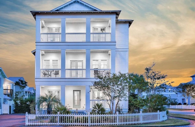 Beautiful Crystal Home Steps to the Beach, Pool