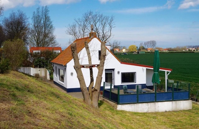 Beautiful Detached Dike Cottage with Privacy in Nieuwvliet - Ideal for Families!
