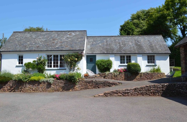 Beautiful Devon Cottage near Exeter with easy access to the moors & coast