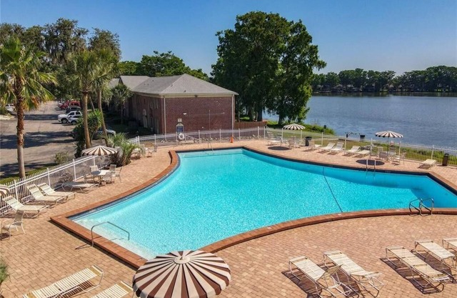 Beautiful Direct Fish & Ski Lakefront Town home In N. Orlando with Pool & WiFi