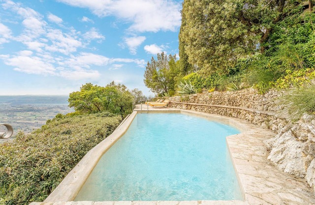 Beautiful, elegant villa overlooking the valley around Poggio Catino.