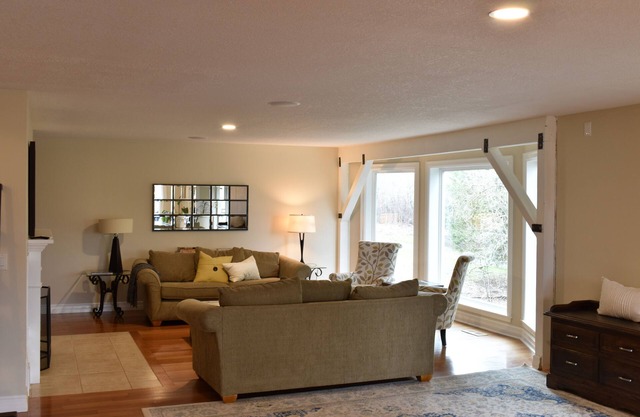 Beautiful Entire Home with Decks and Theater in Premiere Oregon Wine Country