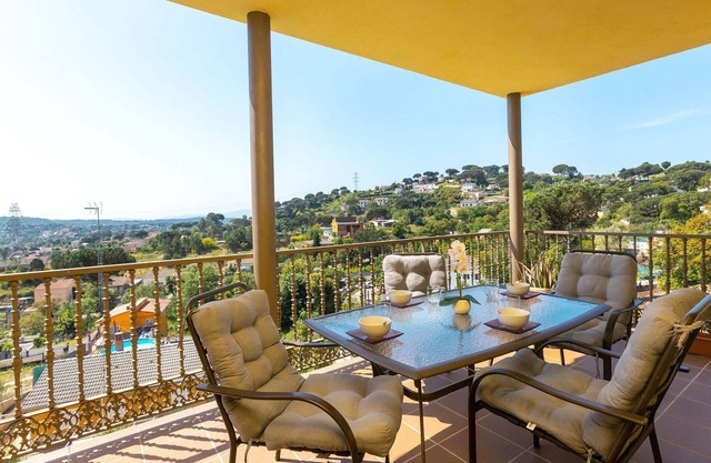 Beautiful private villa for 6 guests with private pool, A/C, WIFI, TV and patio