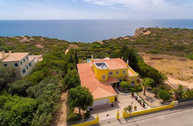 Beautiful exclusive villa with heatable pool and jacuzzi directly at the sea.