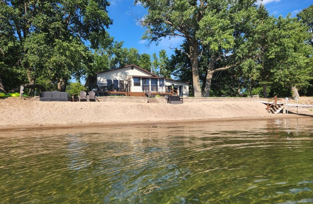 Beautiful, family friendly Lake home w/sunroom and 100ft of sandy beach!