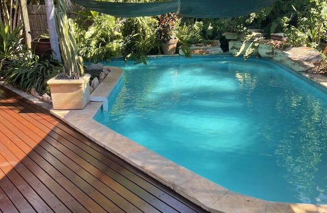 Beautiful Family Rammed Earth Bungalow with Tropical Oasis Pool
