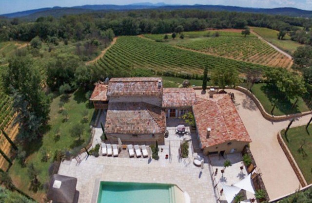 Beautiful farmhouse in the heart of Provence with pool, surrounded by vineyards