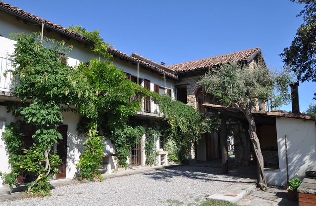 Beautiful farmhouse in Loazzolo, Piedmont, with private pool and panoramic views