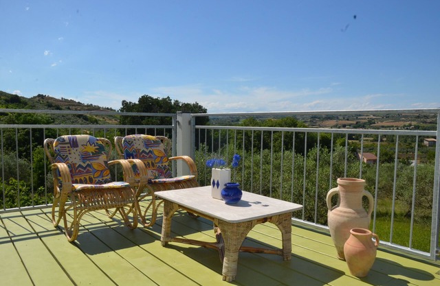 Beautiful farmhouse with 6000 m2, in the middle of wine-fruit and olive trees